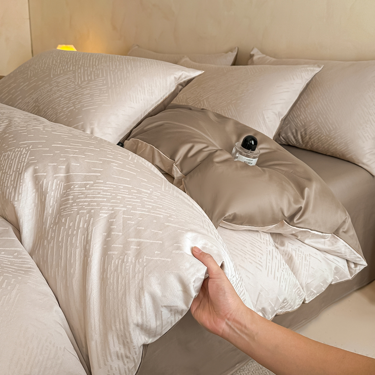 91家纺网 家纺一手货源 找家纺 拼社家纺 2026新款A类全棉亮面提花四件套厚织浮雕提花全棉四件套（独家专版花型） 素笺-浅咖