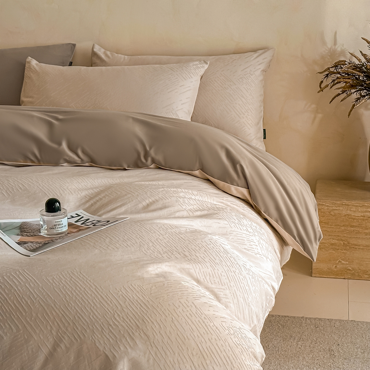 91家纺网 家纺一手货源 找家纺 拼社家纺 2026新款A类全棉亮面提花四件套厚织浮雕提花全棉四件套（独家专版花型） 素笺-浅咖