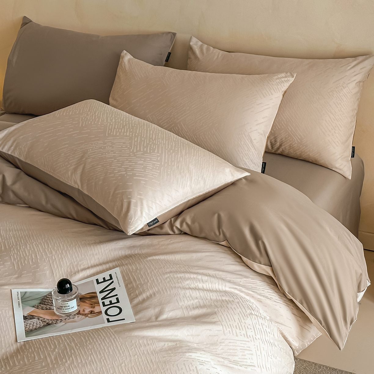 91家纺网 家纺一手货源 找家纺 拼社家纺 2026新款A类全棉亮面提花四件套厚织浮雕提花全棉四件套（独家专版花型） 素笺-浅咖