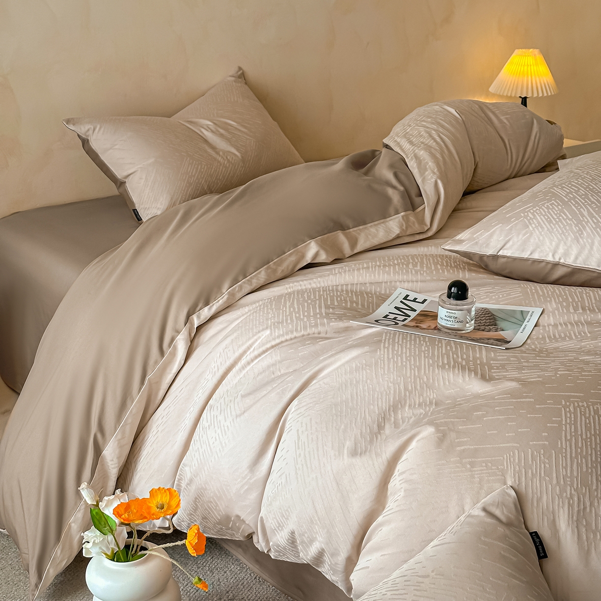 91家纺网 家纺一手货源 找家纺 拼社家纺 2026新款A类全棉亮面提花四件套厚织浮雕提花全棉四件套（独家专版花型） 素笺-浅咖