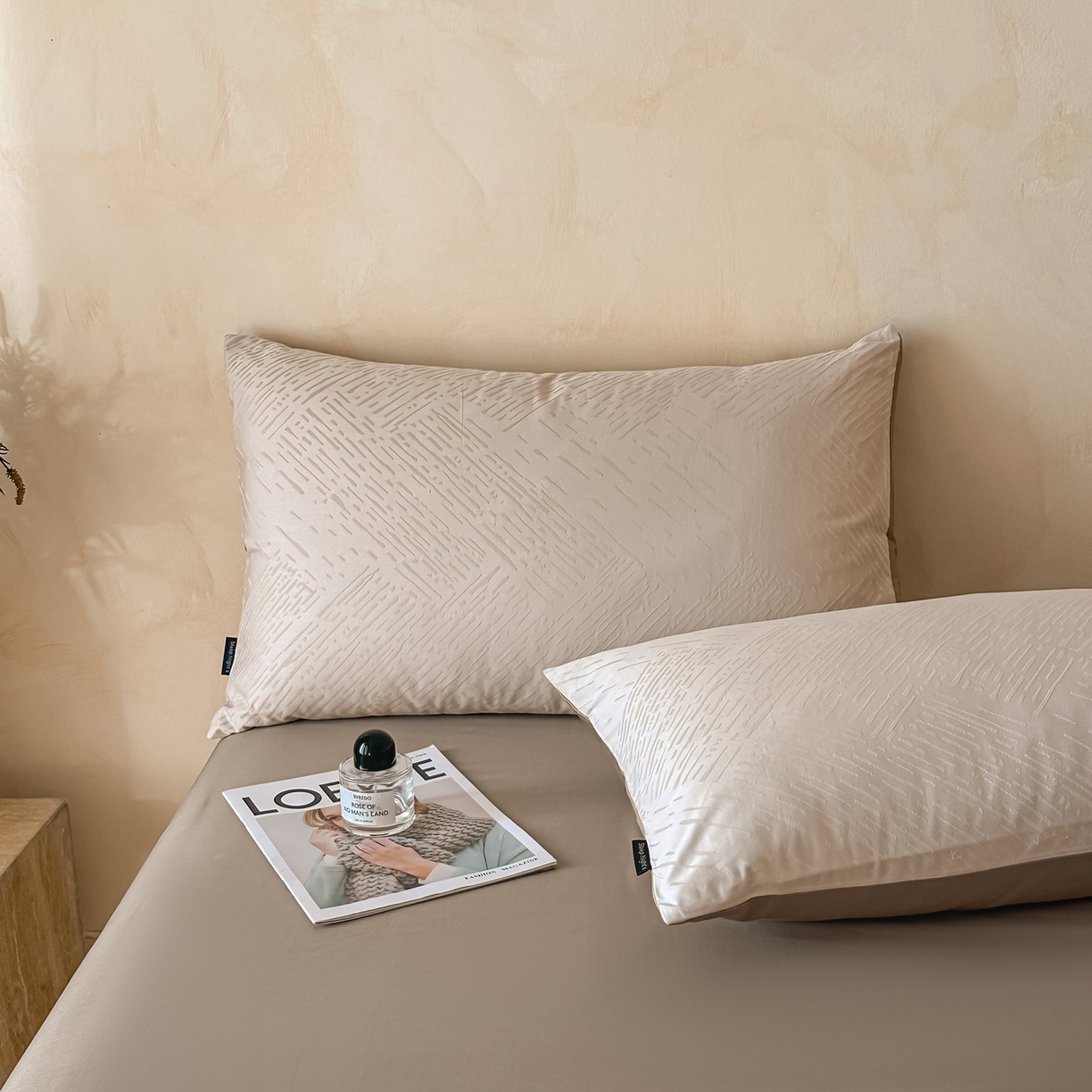 91家纺网 家纺一手货源 找家纺 拼社家纺 2026新款A类全棉亮面提花四件套厚织浮雕提花全棉四件套（独家专版花型） 素笺-浅咖