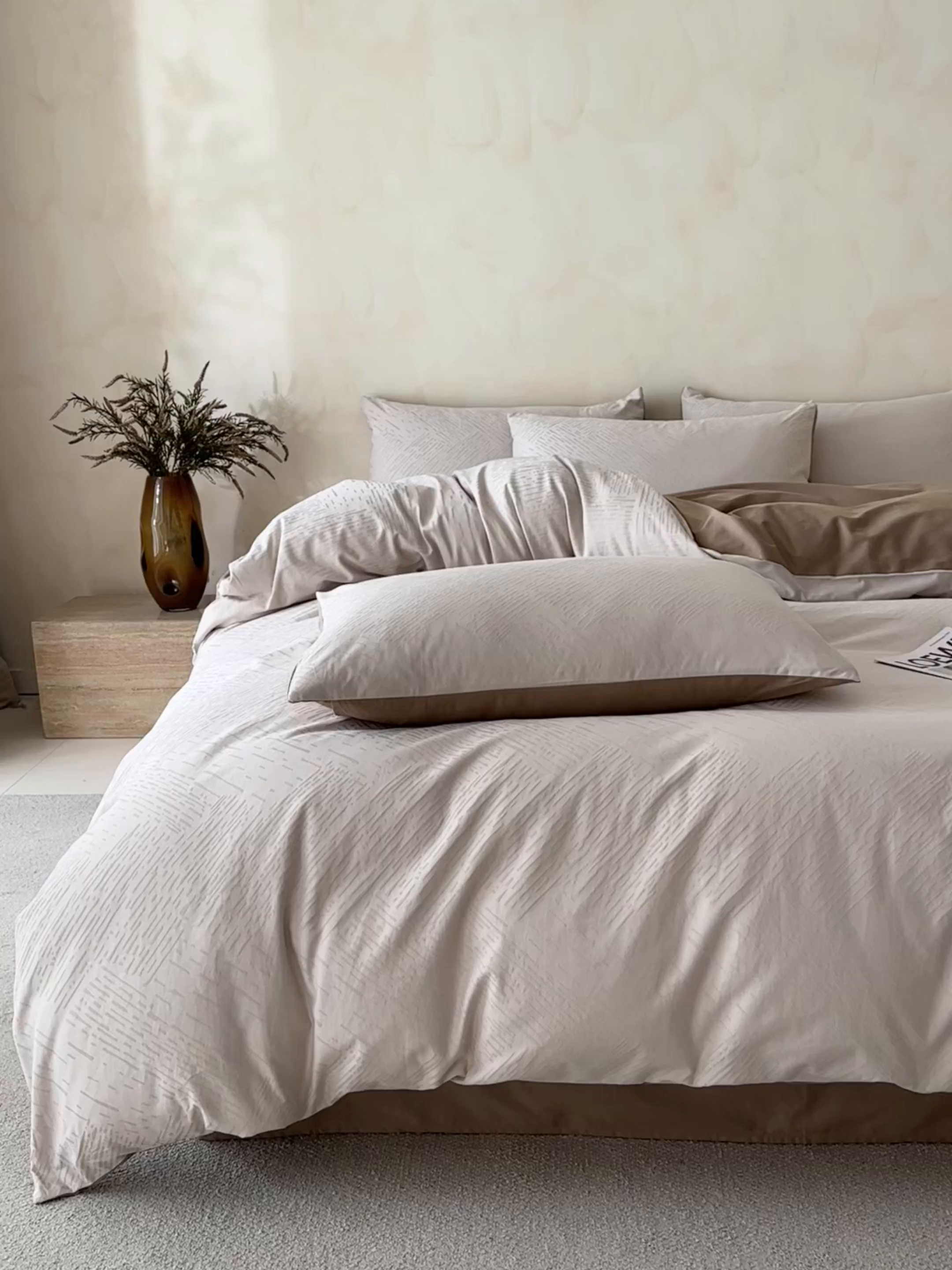 91家纺网 家纺一手货源 找家纺 拼社家纺 2026新款A类全棉亮面提花四件套厚织浮雕提花全棉四件套（独家专版花型） 素笺-浅咖