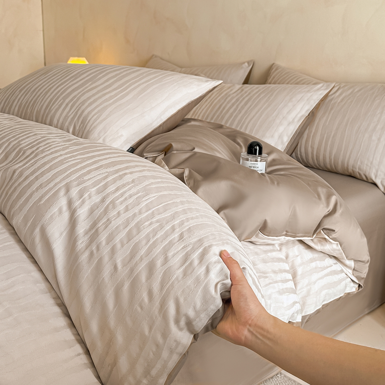 91家纺网 家纺一手货源 找家纺 拼社家纺 2026新款A类全棉亮面提花四件套厚织浮雕提花全棉四件套（独家专版花型） 汀纹-浅咖