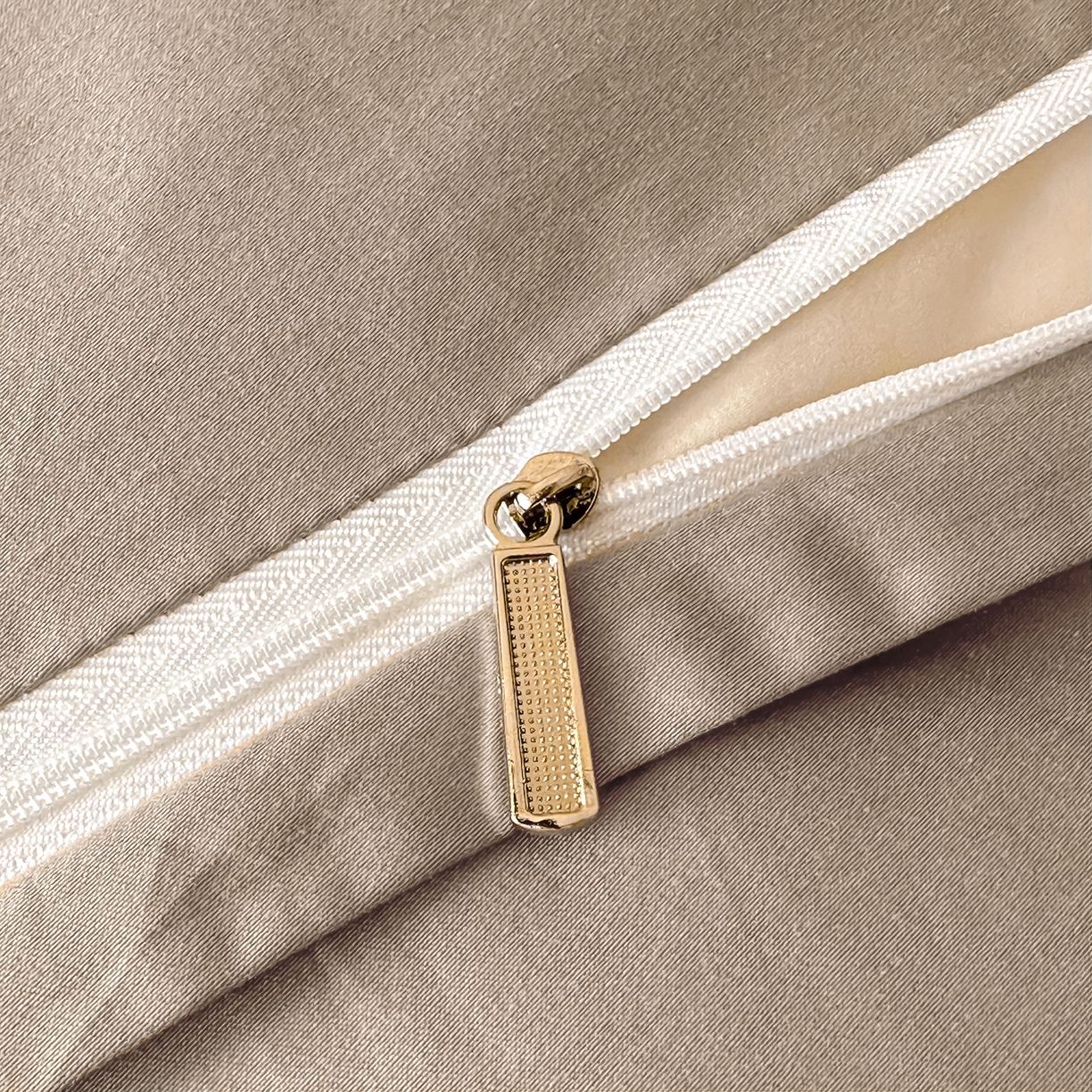 91家纺网 家纺一手货源 找家纺 拼社家纺 2026新款A类全棉亮面提花四件套厚织浮雕提花全棉四件套（独家专版花型） 汀纹-浅咖