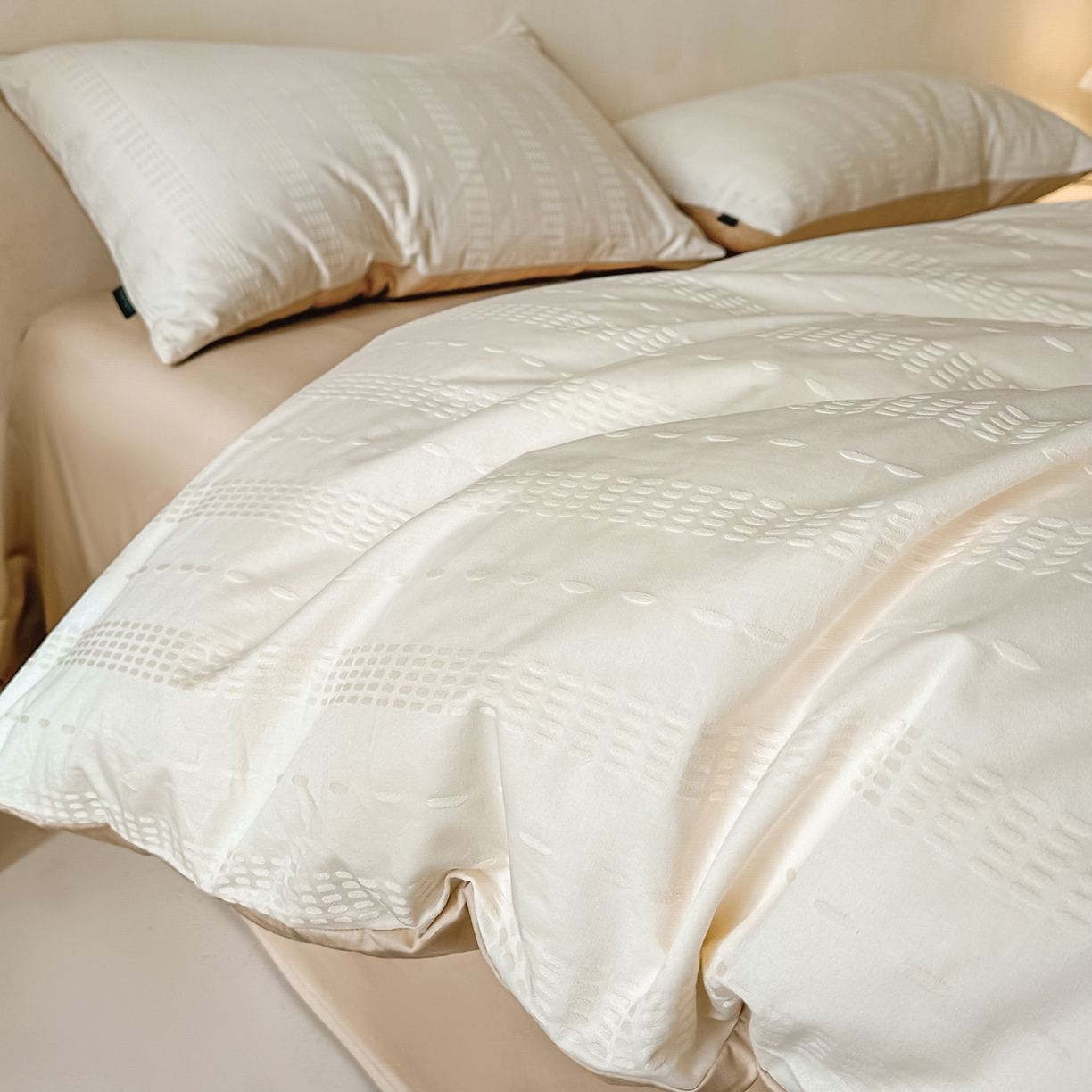 91家纺网 家纺一手货源 找家纺 拼社家纺 2026新款A类全棉亮面提花四件套厚织浮雕提花全棉四件套（独家专版花型） 星影-奶白