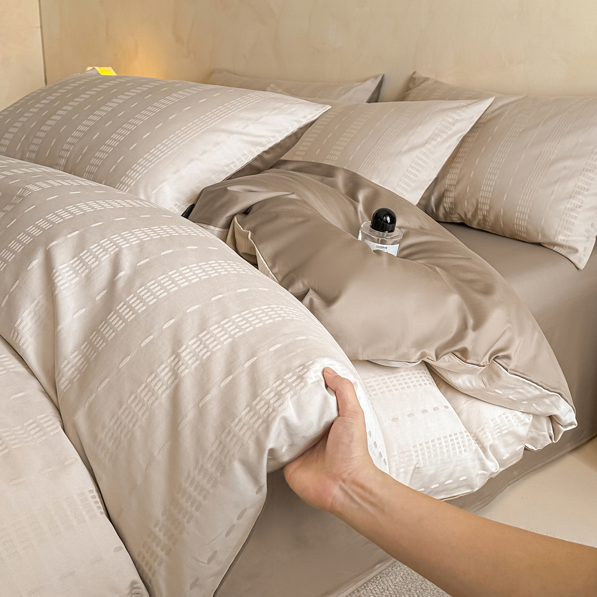 91家纺网 家纺一手货源 找家纺 拼社家纺 2026新款A类全棉亮面提花四件套厚织浮雕提花全棉四件套（独家专版花型） 星影-浅咖