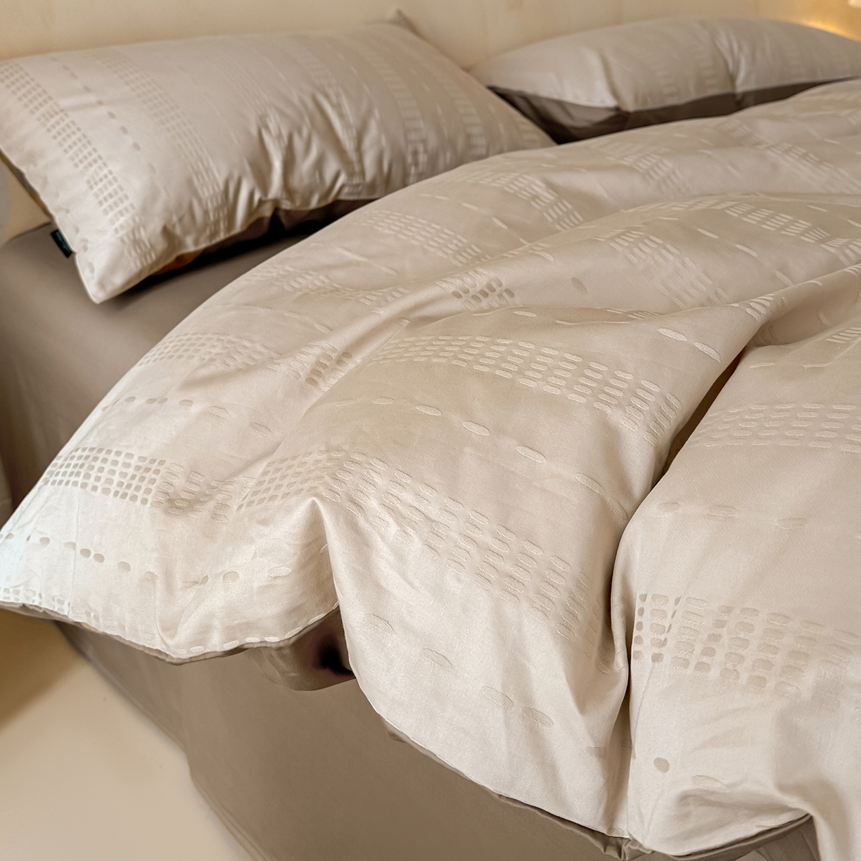 91家纺网 家纺一手货源 找家纺 拼社家纺 2026新款A类全棉亮面提花四件套厚织浮雕提花全棉四件套（独家专版花型） 星影-浅咖