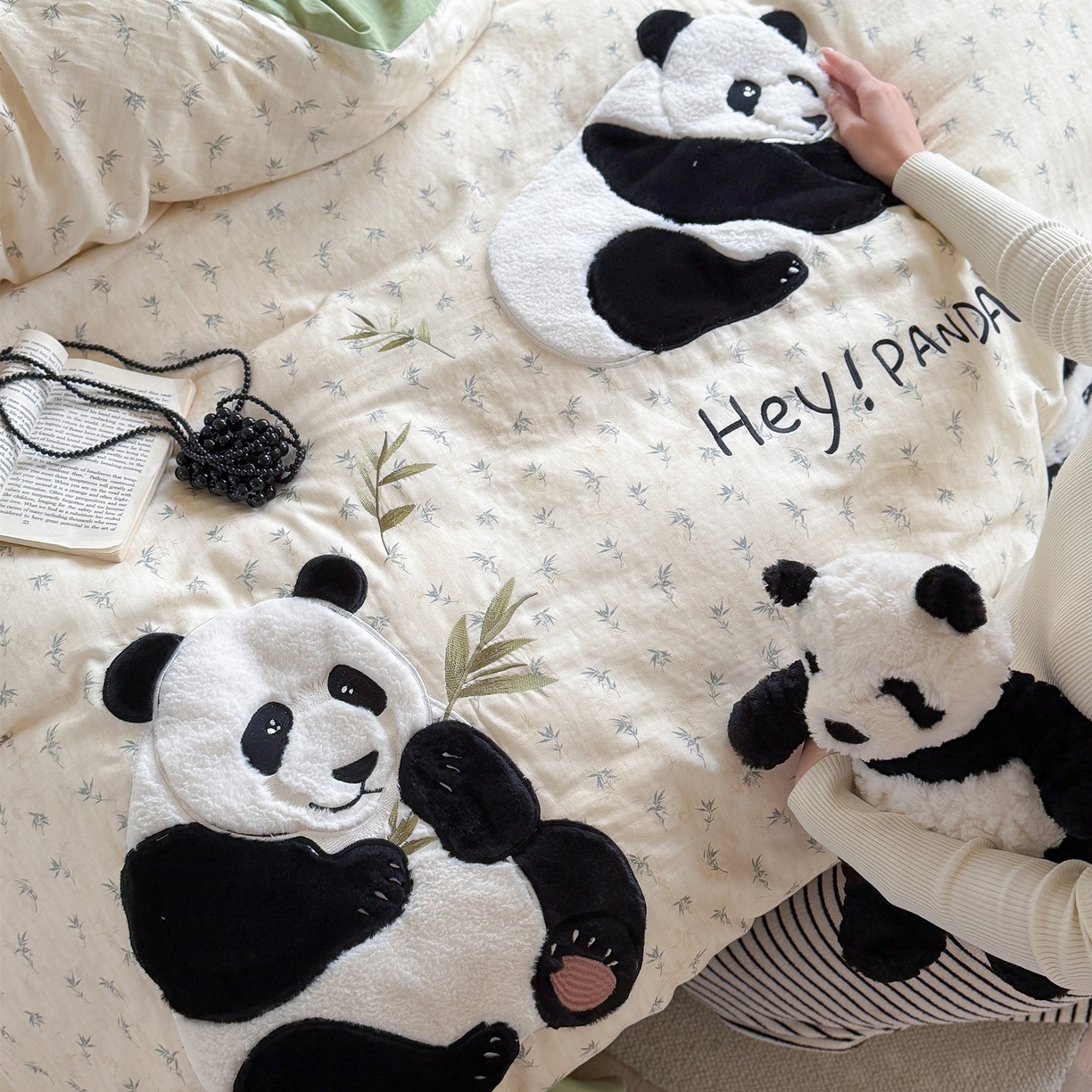 91家纺网 家纺一手货源 找家纺 （总）丽涵家纺 2026新款全棉纯棉双层纱印花贴布绣四件套-熊猫一家