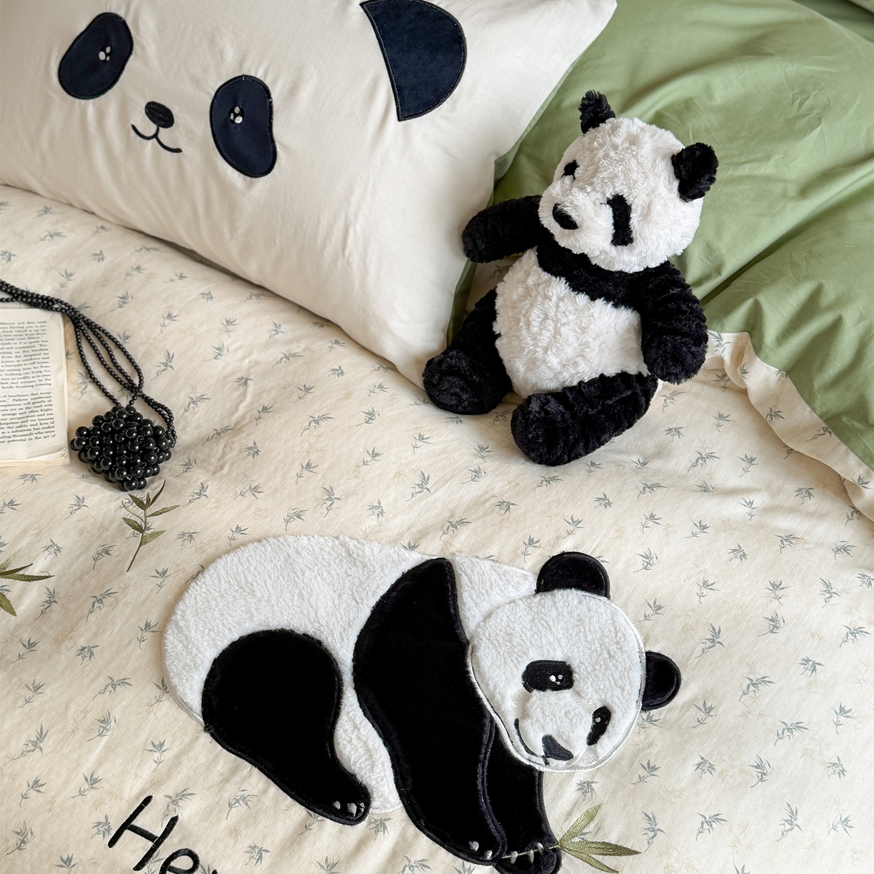 91家纺网 家纺一手货源 找家纺 丽涵家纺 2026新款全棉纯棉双层纱印花贴布绣四件套-熊猫一家 熊猫一家-绿