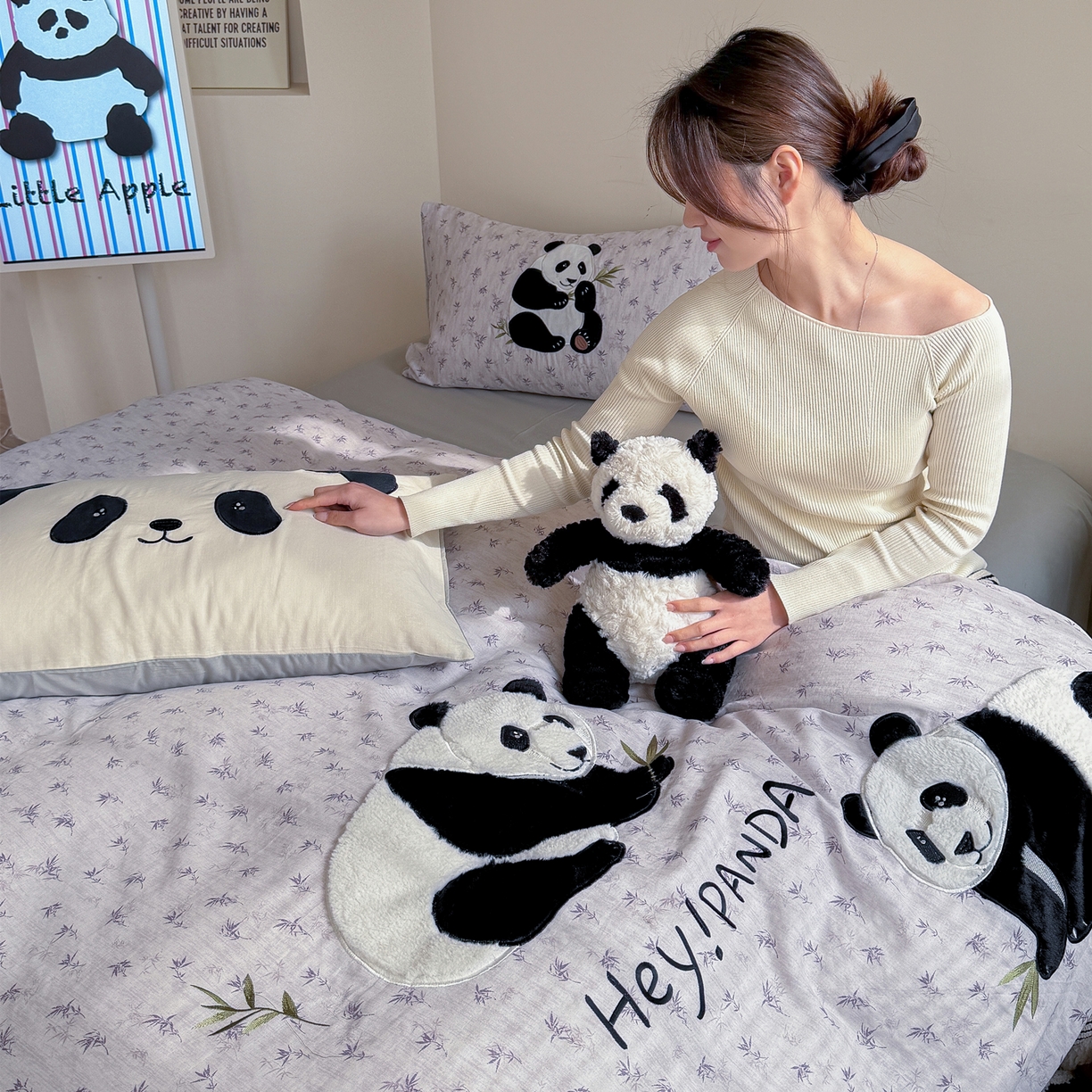 91家纺网 家纺一手货源 找家纺 丽涵家纺 2026新款全棉纯棉双层纱印花贴布绣四件套-熊猫一家 熊猫一家-灰