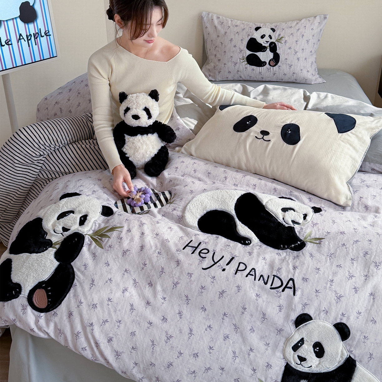 91家纺网 家纺一手货源 找家纺 丽涵家纺 2026新款全棉纯棉双层纱印花贴布绣四件套-熊猫一家 熊猫一家-灰