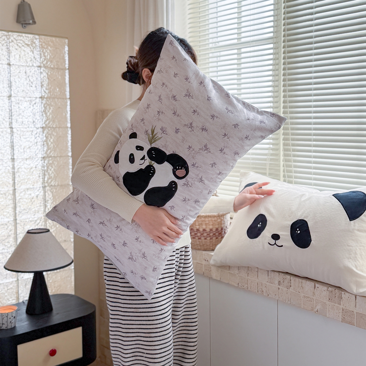 91家纺网 家纺一手货源 找家纺 丽涵家纺 2026新款全棉纯棉双层纱印花贴布绣四件套-熊猫一家 熊猫一家-灰