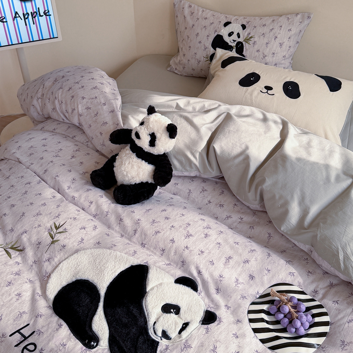 91家纺网 家纺一手货源 找家纺 丽涵家纺 2026新款全棉纯棉双层纱印花贴布绣四件套-熊猫一家 熊猫一家-灰