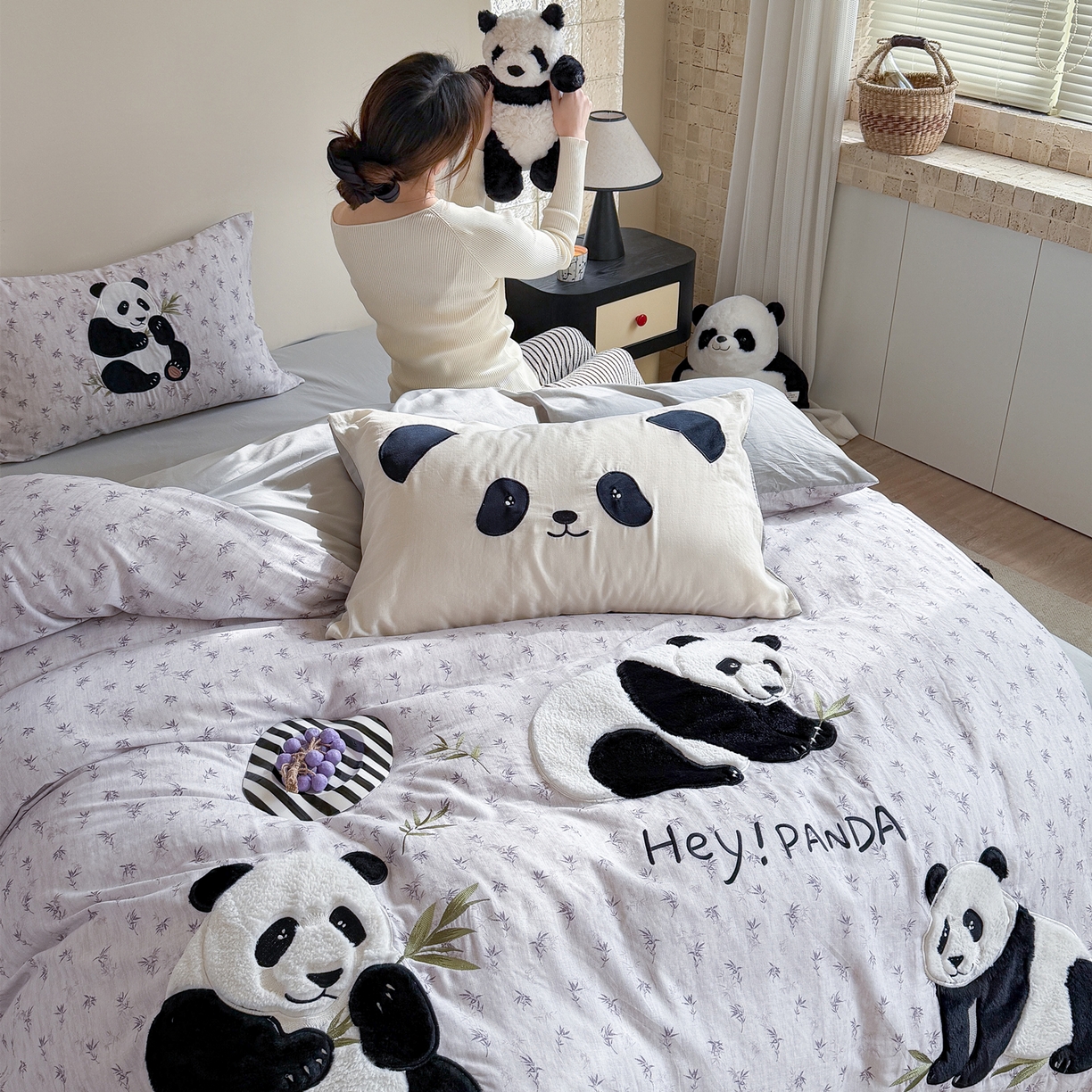 91家纺网 家纺一手货源 找家纺 丽涵家纺 2026新款全棉纯棉双层纱印花贴布绣四件套-熊猫一家 熊猫一家-灰