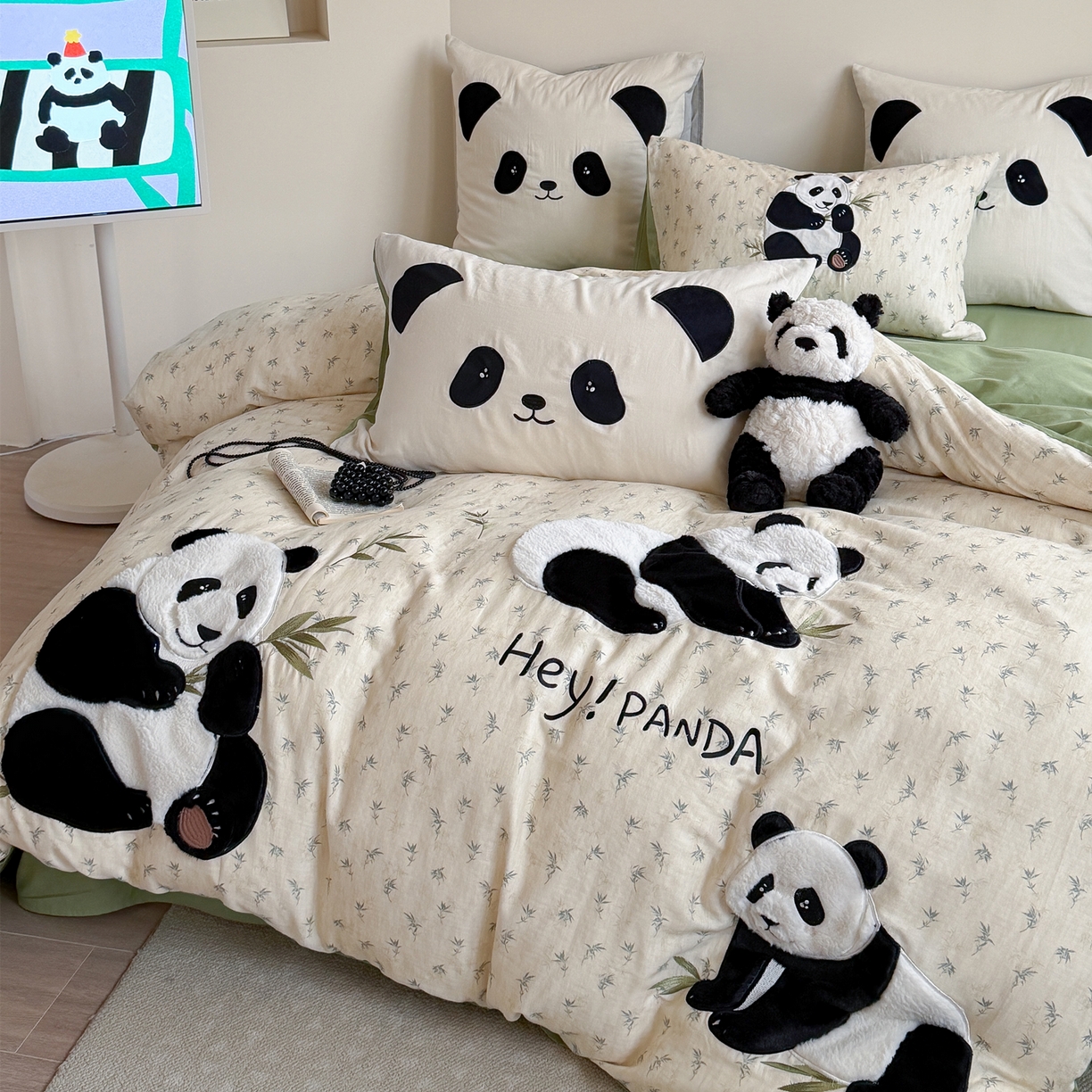 91家纺网 家纺一手货源 找家纺 丽涵家纺 2026新款全棉纯棉双层纱印花贴布绣四件套-熊猫一家 熊猫一家-绿