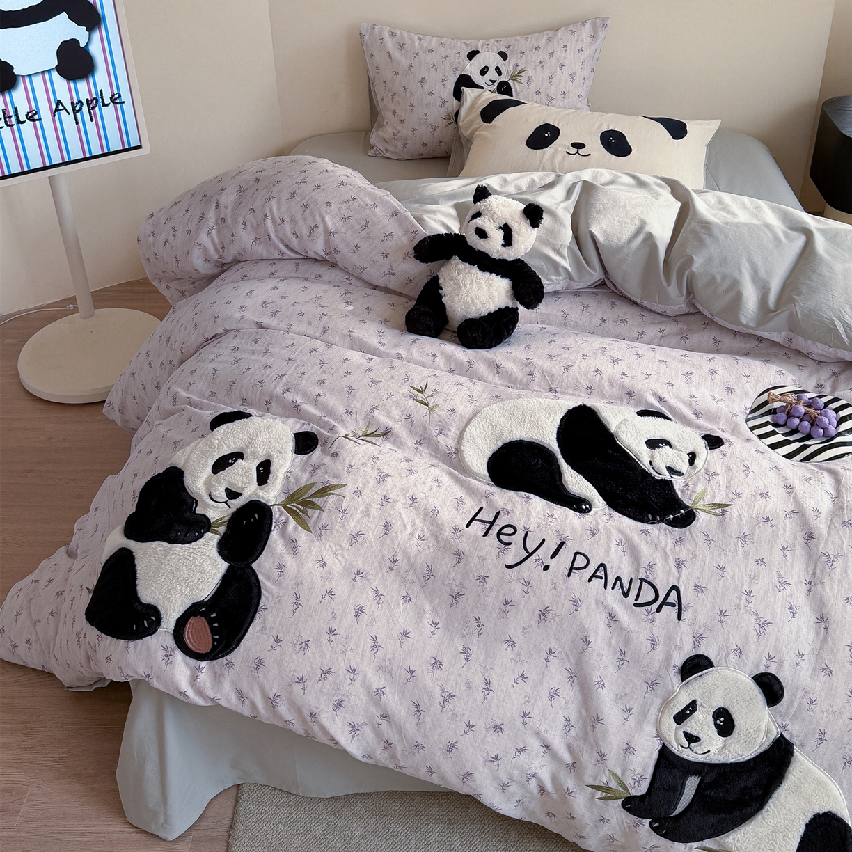 91家纺网 家纺一手货源 找家纺 丽涵家纺 2026新款全棉纯棉双层纱印花贴布绣四件套-熊猫一家 熊猫一家-灰