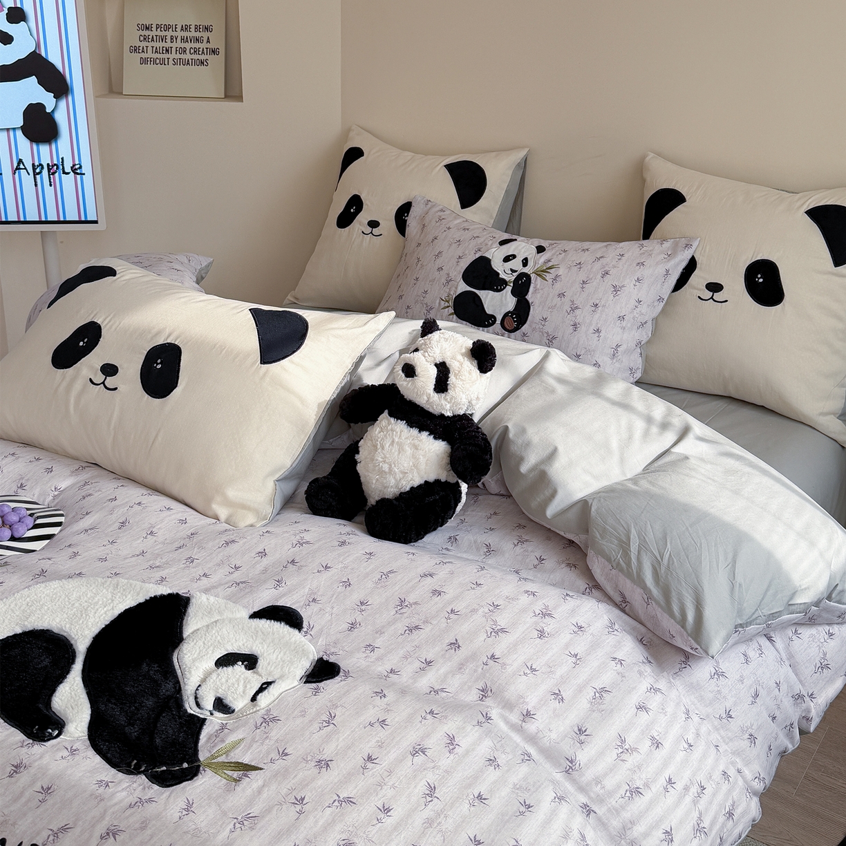 91家纺网 家纺一手货源 找家纺 丽涵家纺 2026新款全棉纯棉双层纱印花贴布绣四件套-熊猫一家 熊猫一家-灰