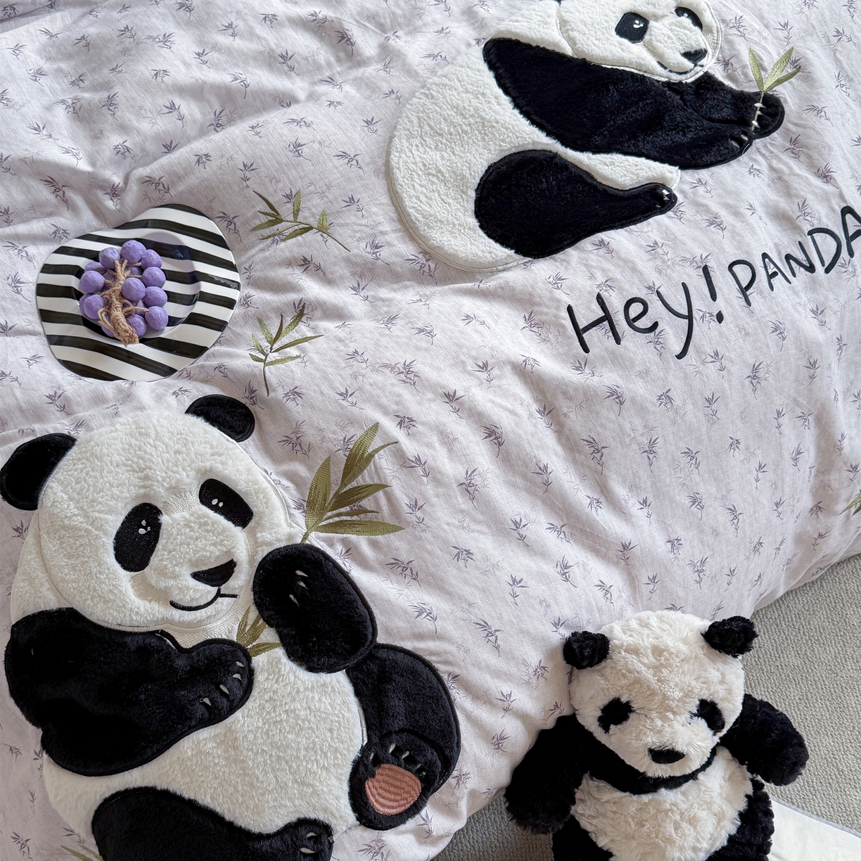91家纺网 家纺一手货源 找家纺 丽涵家纺 2026新款全棉纯棉双层纱印花贴布绣四件套-熊猫一家 熊猫一家-灰