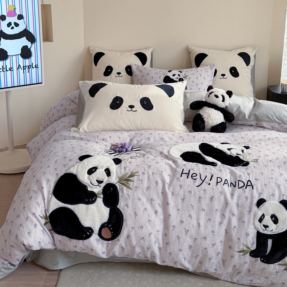 91家纺网 家纺一手货源 找家纺 丽涵家纺 2026新款全棉纯棉双层纱印花贴布绣四件套-熊猫一家 熊猫一家-灰