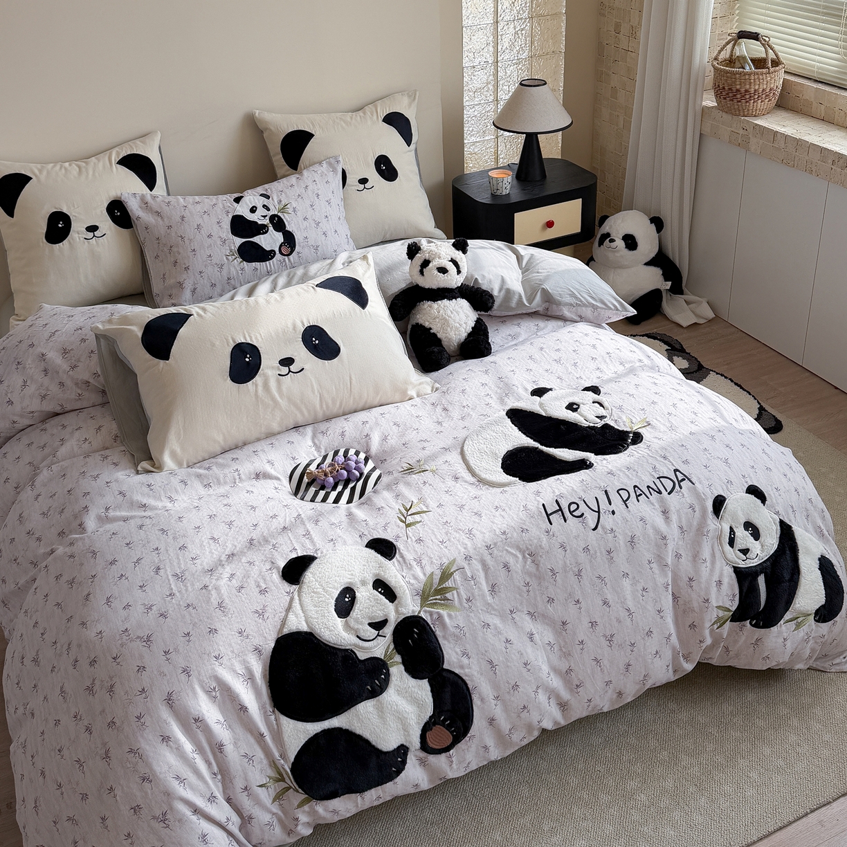 91家纺网 家纺一手货源 找家纺 丽涵家纺 2026新款全棉纯棉双层纱印花贴布绣四件套-熊猫一家 熊猫一家-灰