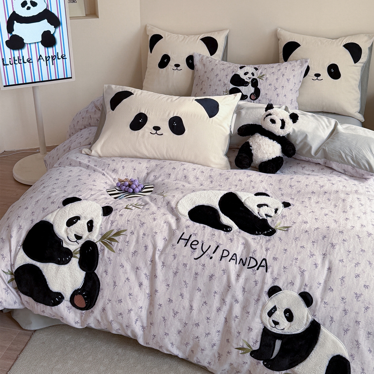 91家纺网 家纺一手货源 找家纺 丽涵家纺 2026新款全棉纯棉双层纱印花贴布绣四件套-熊猫一家 熊猫一家-灰