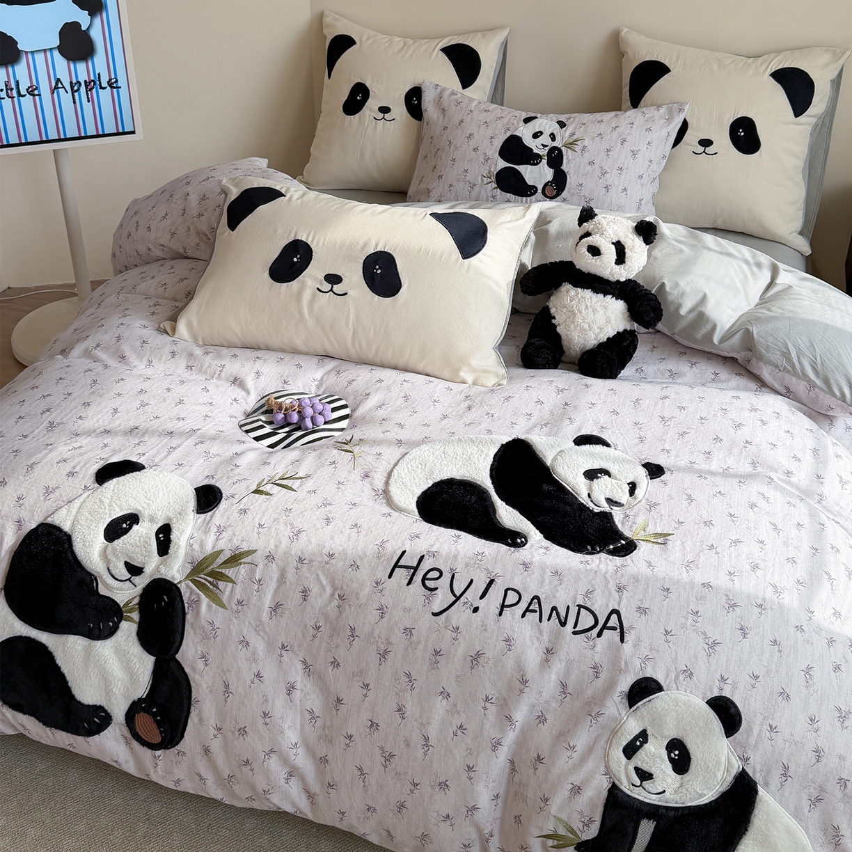 91家纺网 家纺一手货源 找家纺 丽涵家纺 2026新款全棉纯棉双层纱印花贴布绣四件套-熊猫一家 熊猫一家-灰