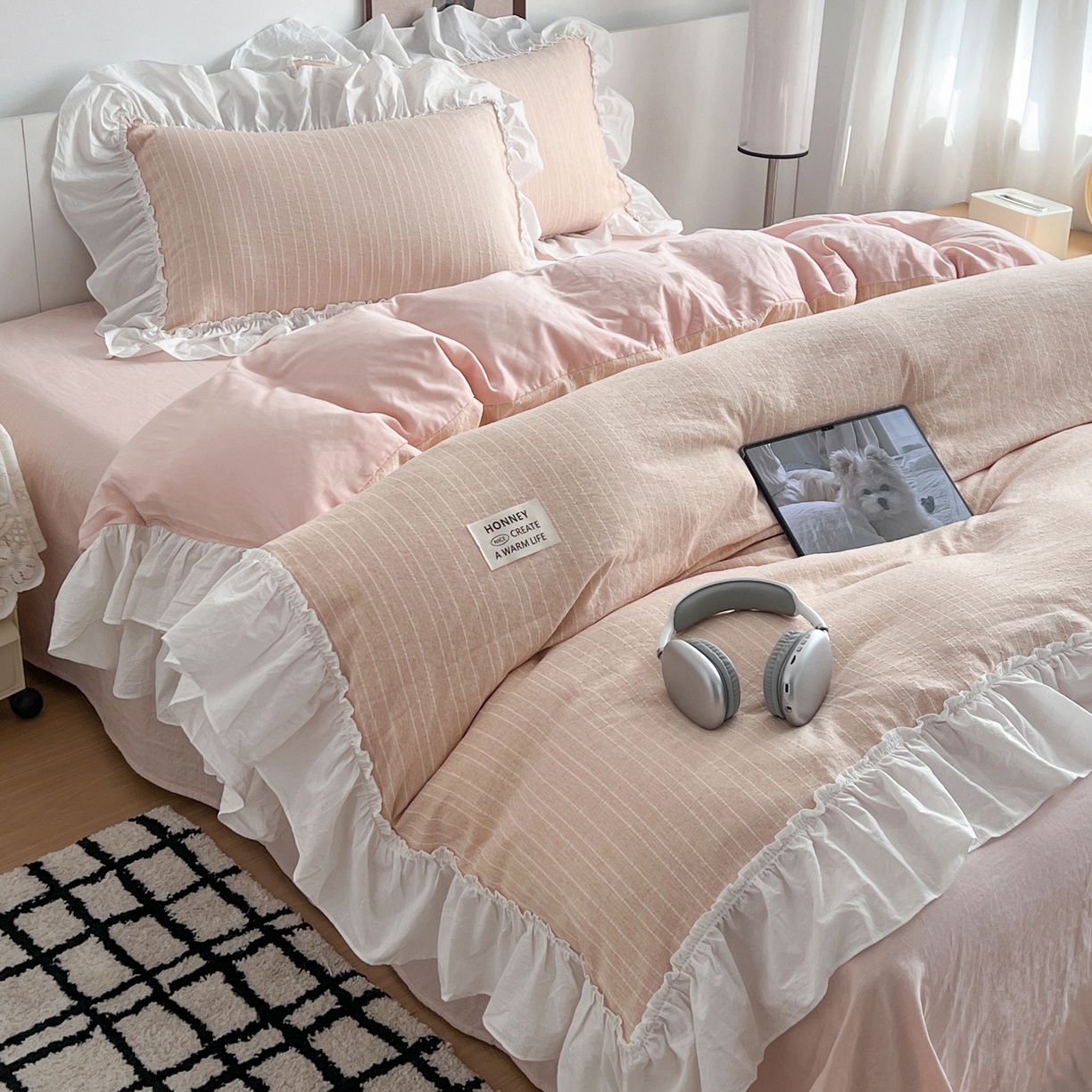 91家纺网 家纺一手货源 找家纺 晨曦家纺 2026新款荷叶花边泡芙纱提花四件套可水洗棉四件套少女风 樱花粉茶