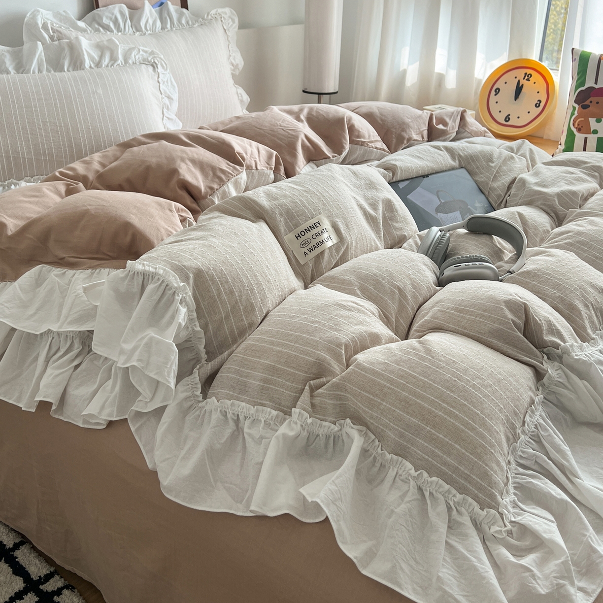 91家纺网 家纺一手货源 找家纺 晨曦家纺 2026新款荷叶花边泡芙纱提花四件套可水洗棉四件套少女风 焦糖奶芙