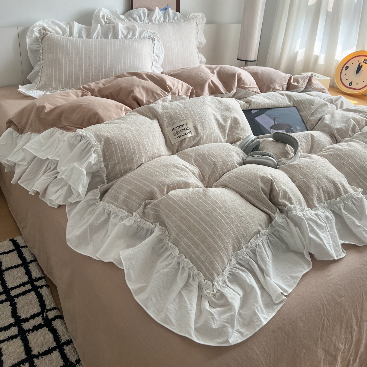 91家纺网 家纺一手货源 找家纺 晨曦家纺 2026新款荷叶花边泡芙纱提花四件套可水洗棉四件套少女风 焦糖奶芙