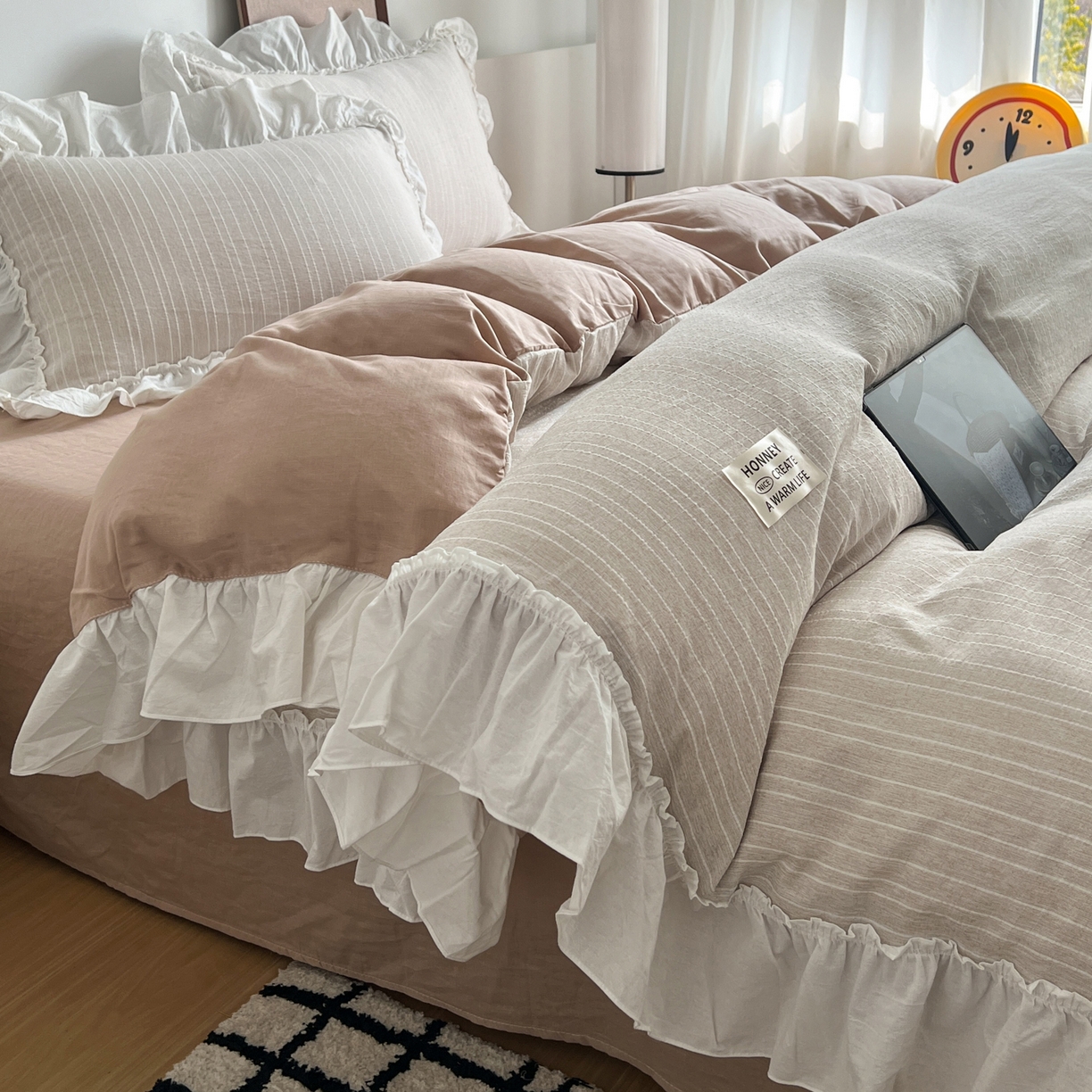 91家纺网 家纺一手货源 找家纺 晨曦家纺 2026新款荷叶花边泡芙纱提花四件套可水洗棉四件套少女风 焦糖奶芙