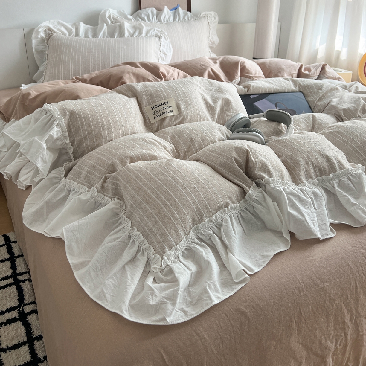 91家纺网 家纺一手货源 找家纺 晨曦家纺 2026新款荷叶花边泡芙纱提花四件套可水洗棉四件套少女风 焦糖奶芙