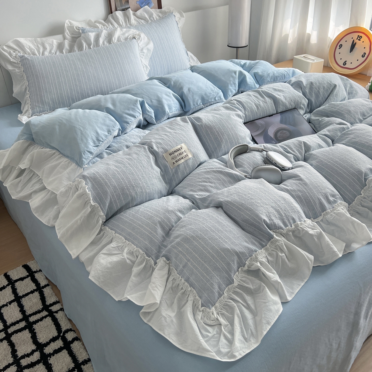 91家纺网 家纺一手货源 找家纺 晨曦家纺 2026新款荷叶花边泡芙纱提花四件套可水洗棉四件套少女风 海盐蓝