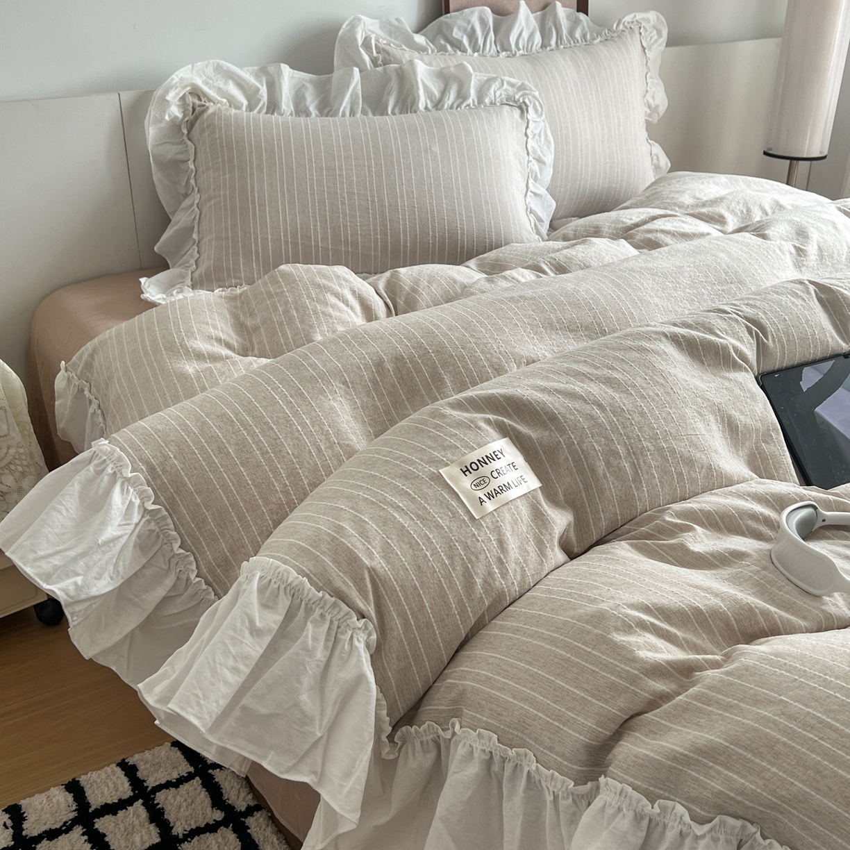 91家纺网 家纺一手货源 找家纺 晨曦家纺 2026新款荷叶花边泡芙纱提花四件套可水洗棉四件套少女风 焦糖奶芙