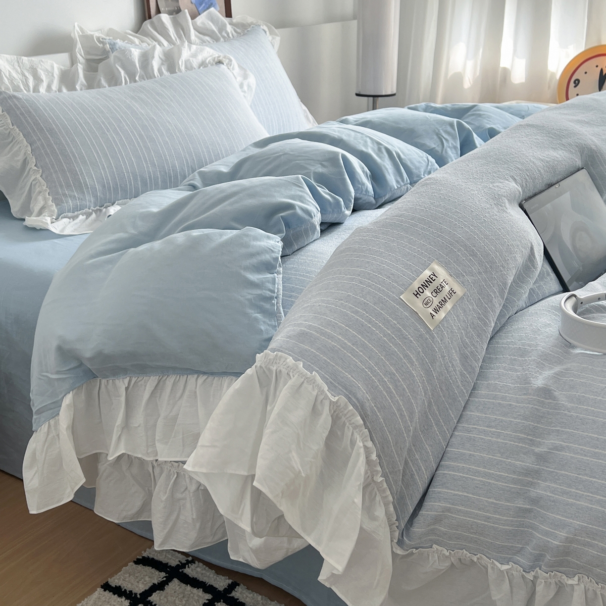 91家纺网 家纺一手货源 找家纺 晨曦家纺 2026新款荷叶花边泡芙纱提花四件套可水洗棉四件套少女风 海盐蓝