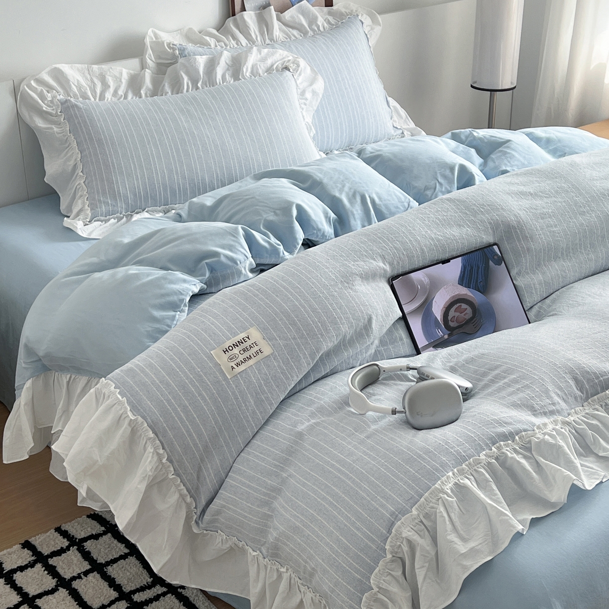 91家纺网 家纺一手货源 找家纺 晨曦家纺 2026新款荷叶花边泡芙纱提花四件套可水洗棉四件套少女风 海盐蓝