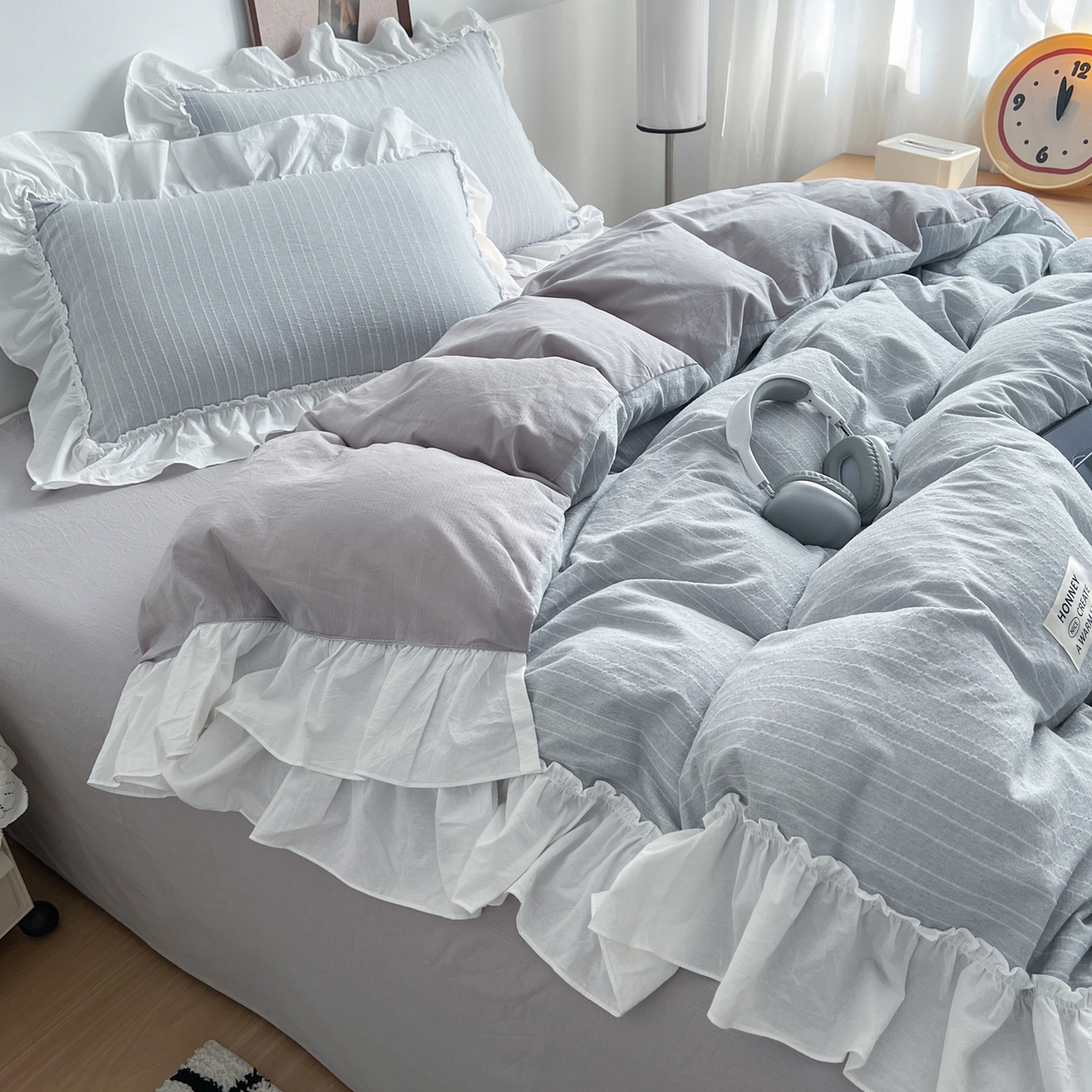 91家纺网 家纺一手货源 找家纺 晨曦家纺 2026新款荷叶花边泡芙纱提花四件套可水洗棉四件套少女风 温柔灰蓝