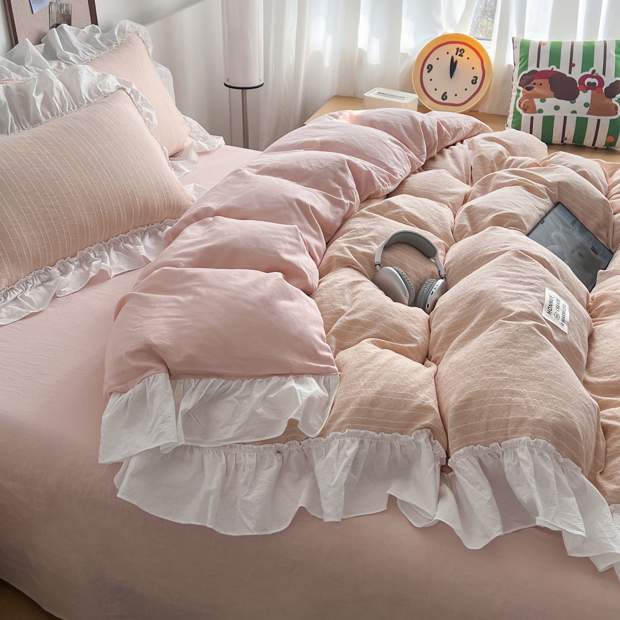 91家纺网 家纺一手货源 找家纺 晨曦家纺 2026新款荷叶花边泡芙纱提花四件套可水洗棉四件套少女风 樱花粉茶