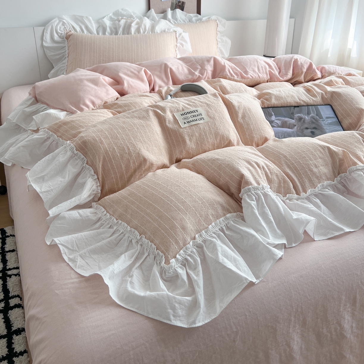 91家纺网 家纺一手货源 找家纺 晨曦家纺 2026新款荷叶花边泡芙纱提花四件套可水洗棉四件套少女风 樱花粉茶