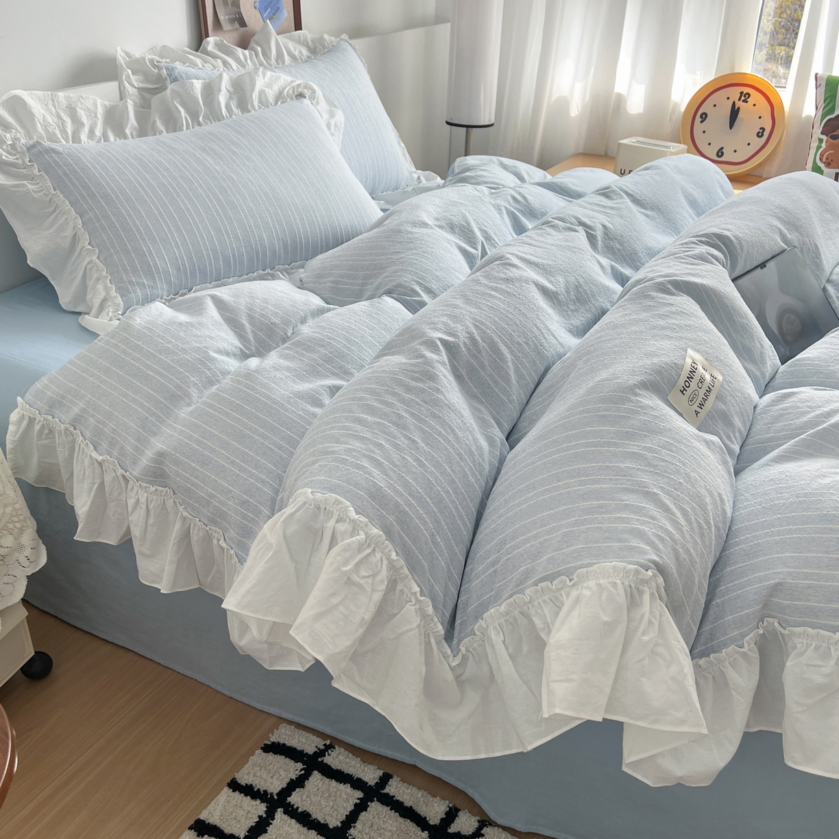 91家纺网 家纺一手货源 找家纺 晨曦家纺 2026新款荷叶花边泡芙纱提花四件套可水洗棉四件套少女风 海盐蓝