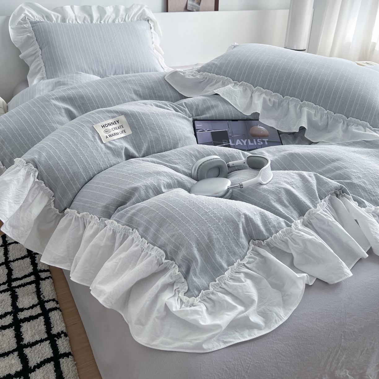 91家纺网 家纺一手货源 找家纺 晨曦家纺 2026新款荷叶花边泡芙纱提花四件套可水洗棉四件套少女风 温柔灰蓝