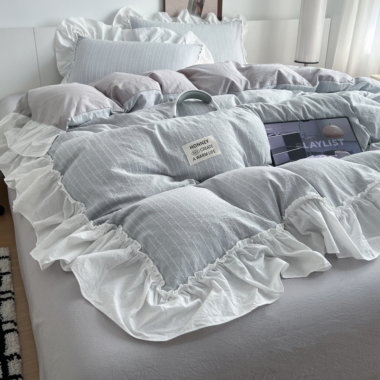 91家纺网 家纺一手货源 找家纺 晨曦家纺 2026新款荷叶花边泡芙纱提花四件套可水洗棉四件套少女风 温柔灰蓝