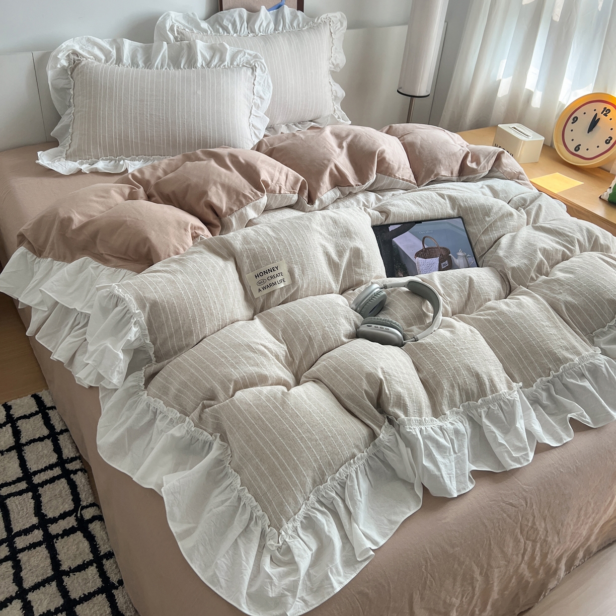 91家纺网 家纺一手货源 找家纺 晨曦家纺 2026新款荷叶花边泡芙纱提花四件套可水洗棉四件套少女风 焦糖奶芙