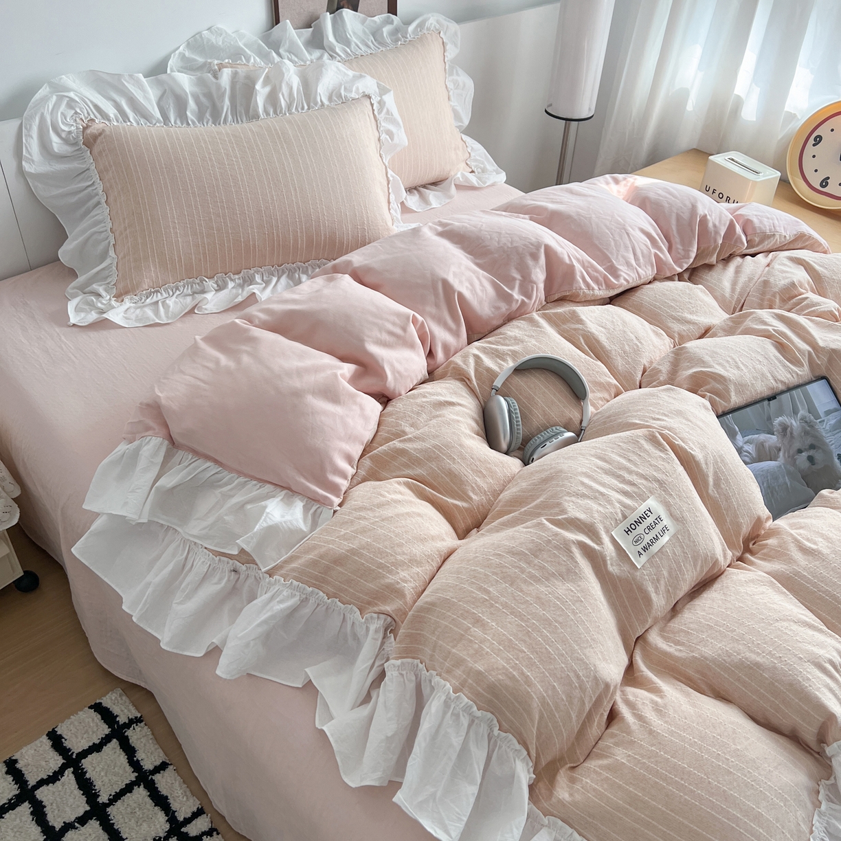 91家纺网 家纺一手货源 找家纺 晨曦家纺 2026新款荷叶花边泡芙纱提花四件套可水洗棉四件套少女风 樱花粉茶