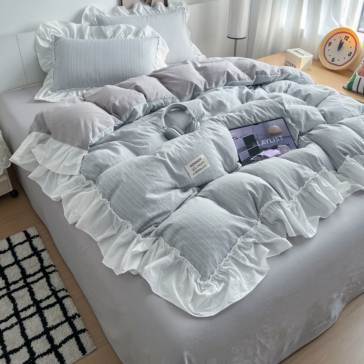 91家纺网 家纺一手货源 找家纺 晨曦家纺 2026新款荷叶花边泡芙纱提花四件套可水洗棉四件套少女风 温柔灰蓝