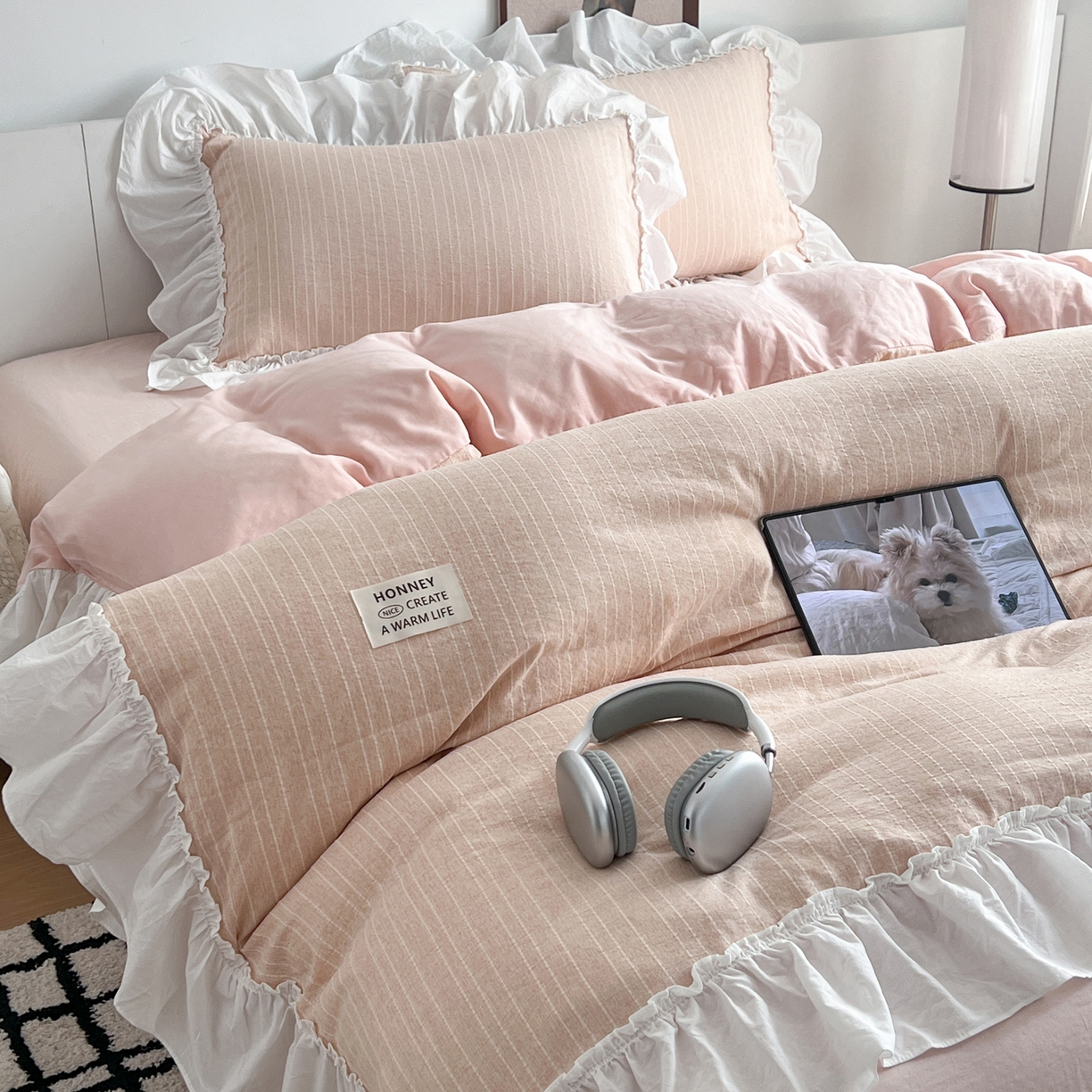 91家纺网 家纺一手货源 找家纺 晨曦家纺 2026新款荷叶花边泡芙纱提花四件套可水洗棉四件套少女风 樱花粉茶