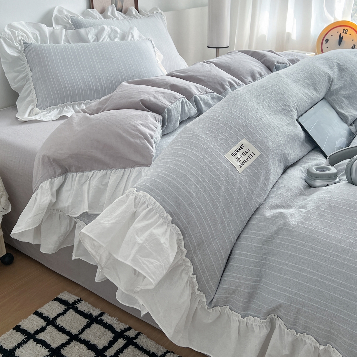 91家纺网 家纺一手货源 找家纺 晨曦家纺 2026新款荷叶花边泡芙纱提花四件套可水洗棉四件套少女风 温柔灰蓝