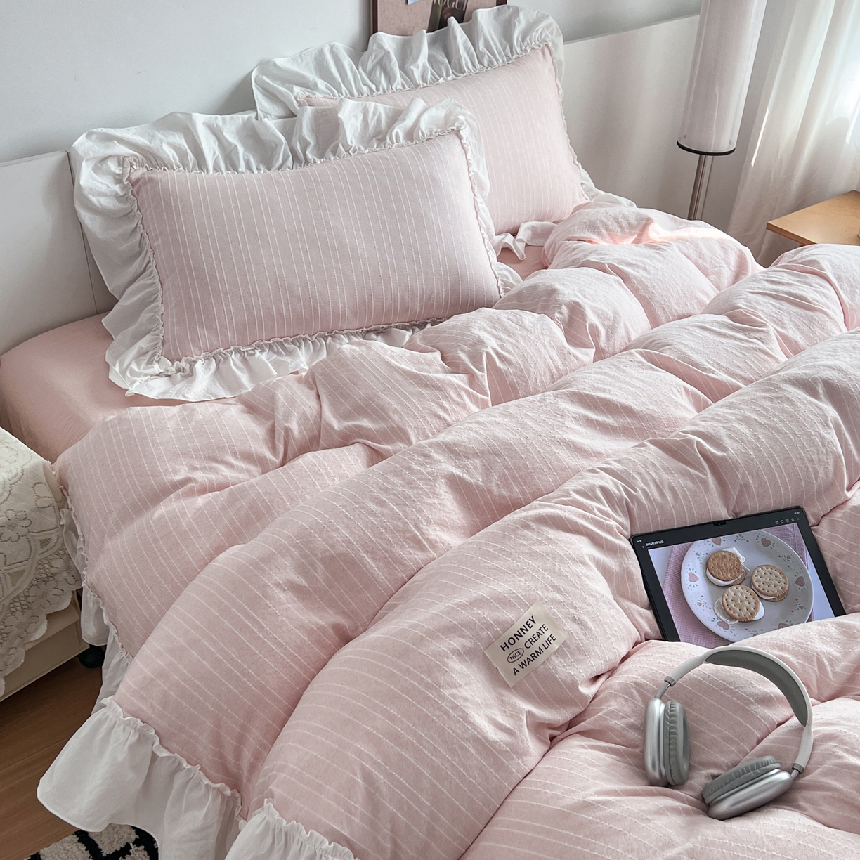 91家纺网 家纺一手货源 找家纺 晨曦家纺 2026新款荷叶花边泡芙纱提花四件套可水洗棉四件套少女风 蜜桃奶芙