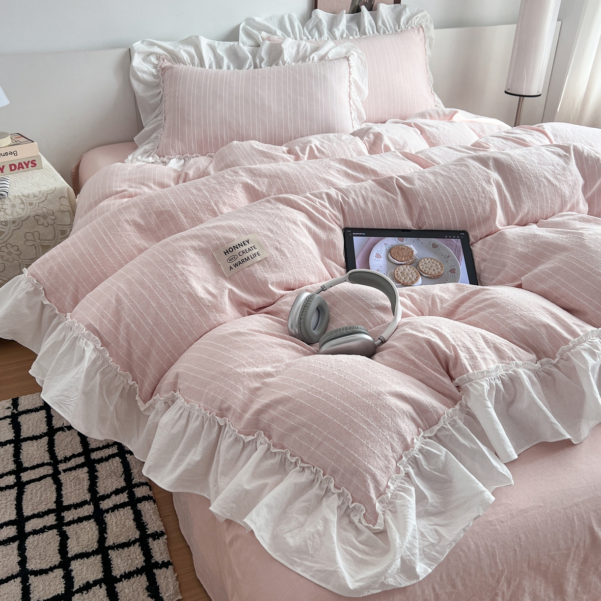 91家纺网 家纺一手货源 找家纺 晨曦家纺 2026新款荷叶花边泡芙纱提花四件套可水洗棉四件套少女风 蜜桃奶芙