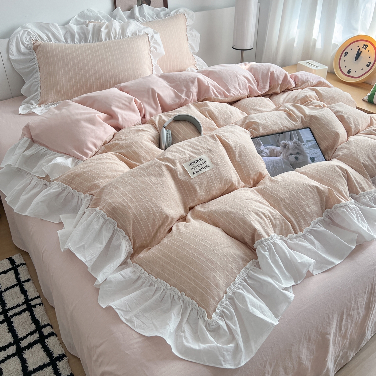 91家纺网 家纺一手货源 找家纺 晨曦家纺 2026新款荷叶花边泡芙纱提花四件套可水洗棉四件套少女风 樱花粉茶