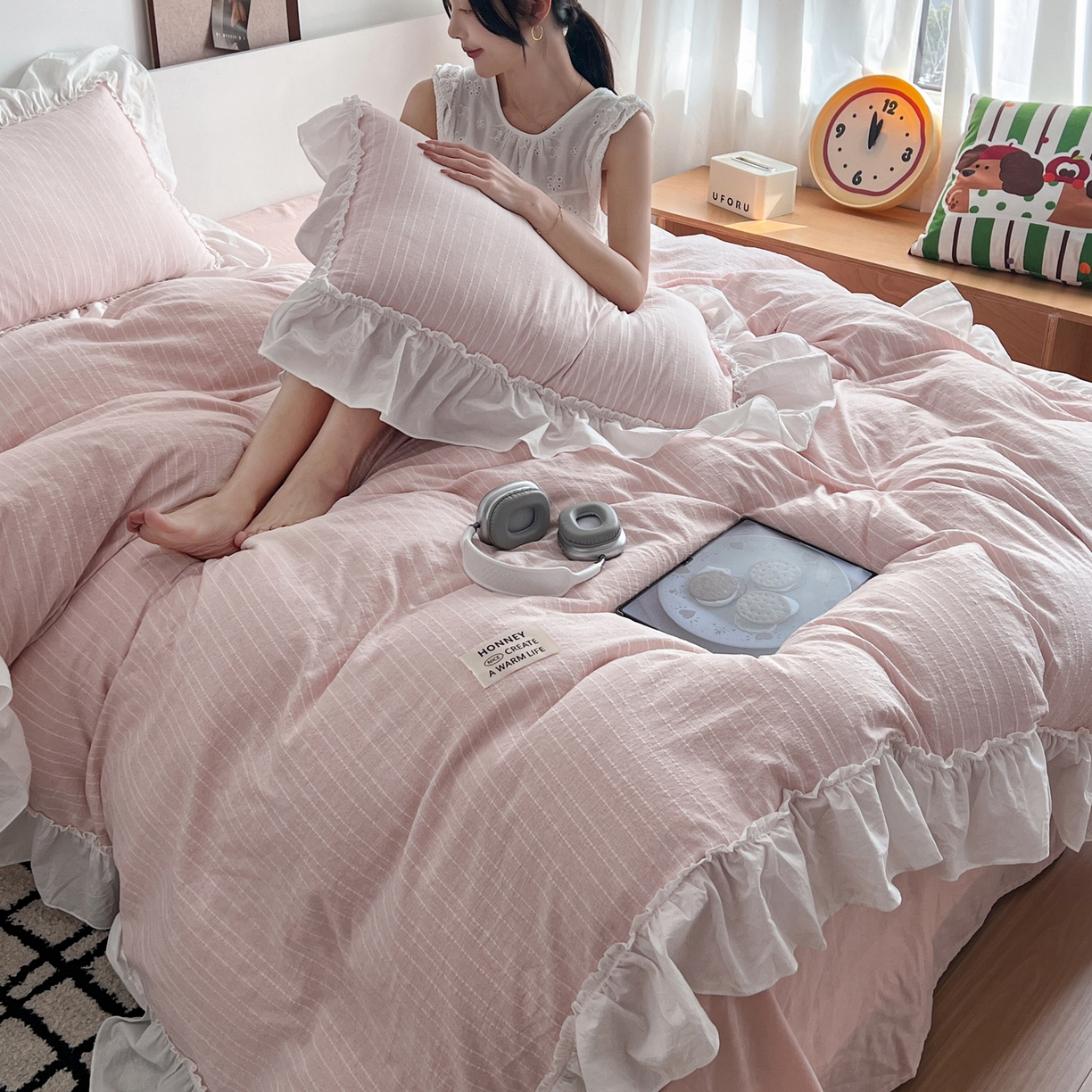 91家纺网 家纺一手货源 找家纺 晨曦家纺 2026新款荷叶花边泡芙纱提花四件套可水洗棉四件套少女风 蜜桃奶芙